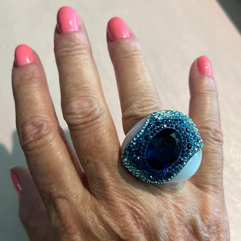 SWAROVSKI ⚜️ Stunning & RARE…White resin Ring w/ various shades of blue crystals